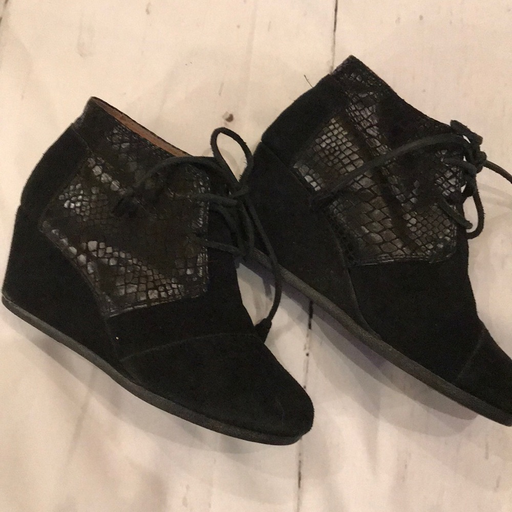Toms Kala reptile embossed wedge booties black 7 W